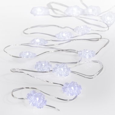 Качественная картинка Светодиодная гирлянда Роса Снежинки Neon-Night, 2м, 20 LED, ПВХ, IP20, 2хCR2032 (есть), белый