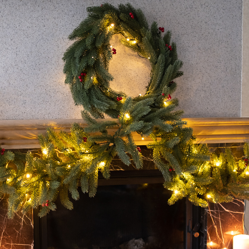 Качественная картинка Еловый венок с ягодами и гирляндой NEON-NIGHT Ø 45 см, 20 LED, 2 х АА, литой, теплое белое свечение