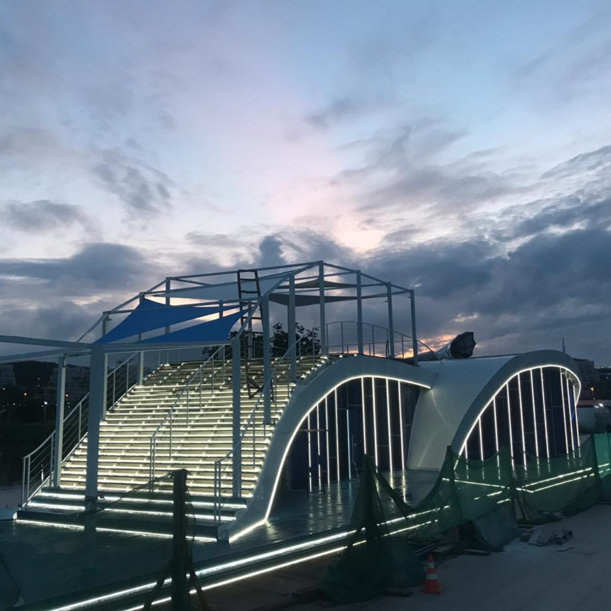 Качественная картинка Гибкий неон Uniel 8 × 16 мм, IP67, 50 м, SMD2835, 120 LED/м, 8 Вт/м, 220 В, свечение белое