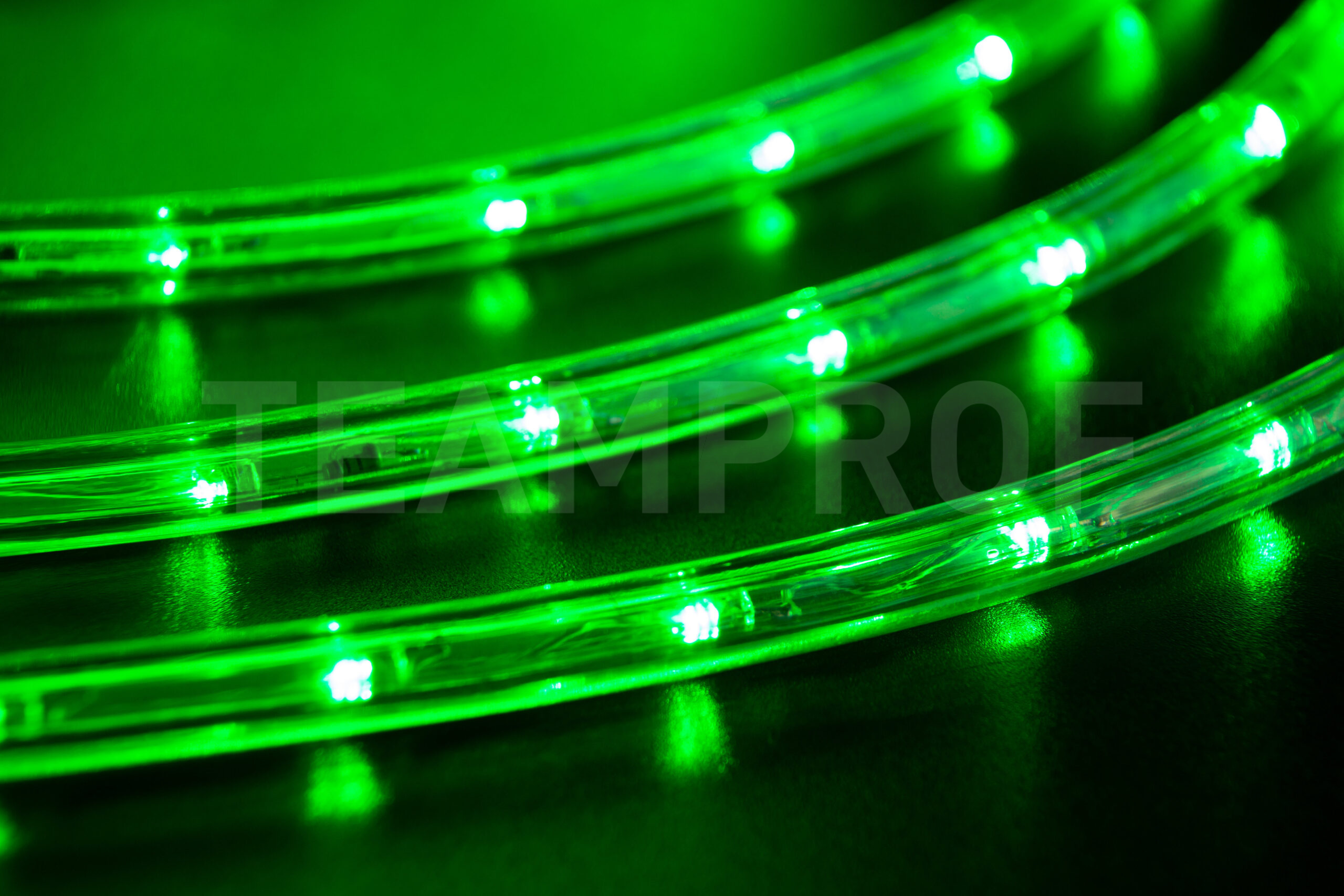 Качественная картинка Дюралайт 2-х провод Teamprof, диаметр 10 мм, 220В, бухта 100 м, статика, зеленый