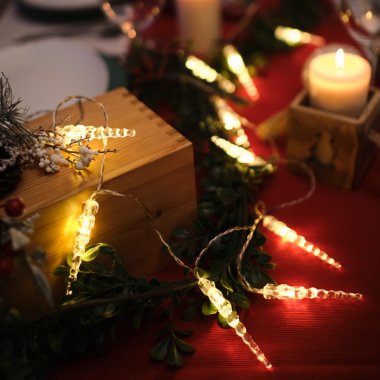 Качественная картинка Гирлянда светодиодная Сосульки Neon-Night 1,5 м, прозрачный ПВХ, IP 20, 10 LED, т.белый, 2хАА (нет)