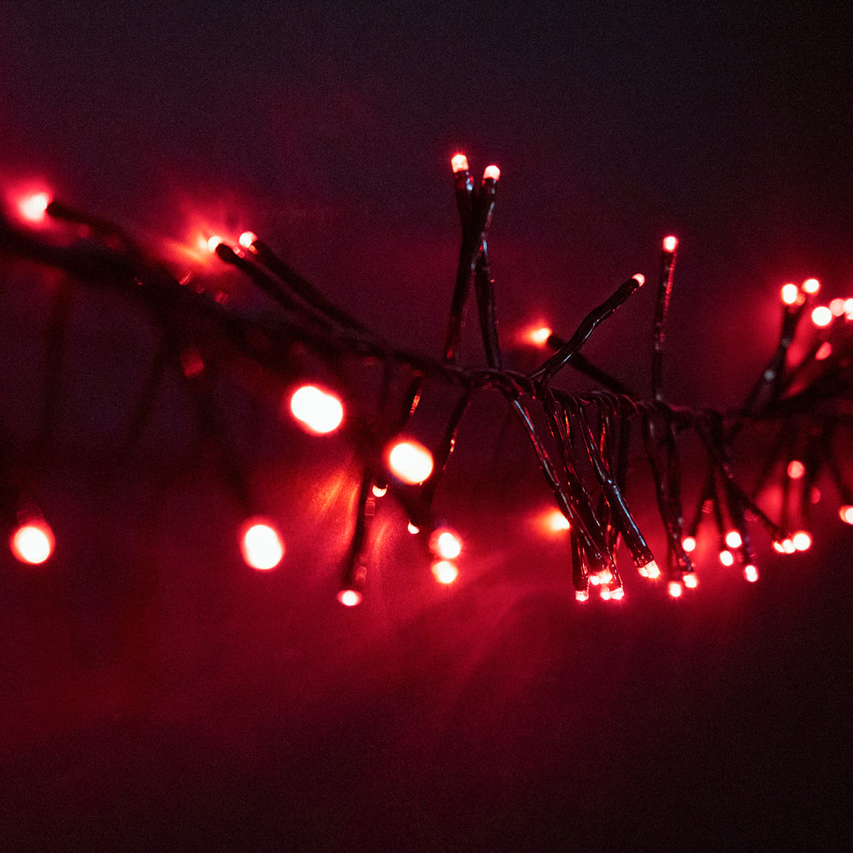 Качественная картинка Кластерная гирлянда Laitcom, с мини диодами, 2,4 м, 192 LED, IP54, черный провод ПВХ, красный