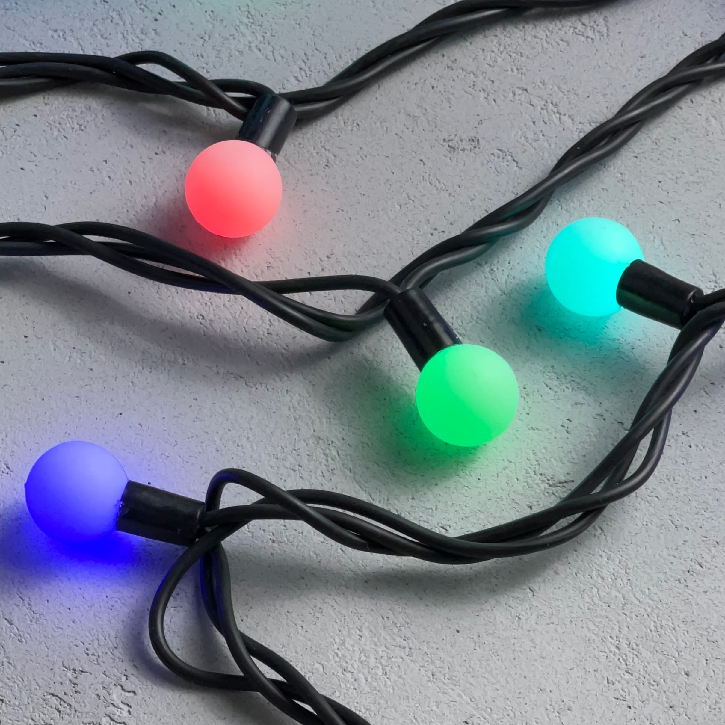 Качественная картинка Гирлянда светодиодная Laitcom  Fiesta big ball 7м, 100 led, IP65, 220-230V., D23мм, RGB
