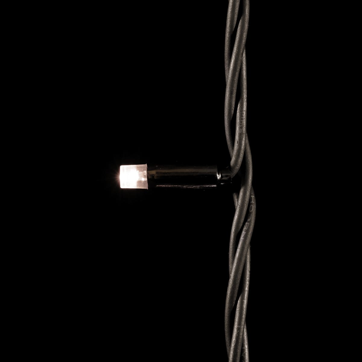 Качественная картинка Светодиодная нить с колпачком Laitcom, 10м, 220В, 75 LED, провод черный каучук, IP65, т.белый с мерц