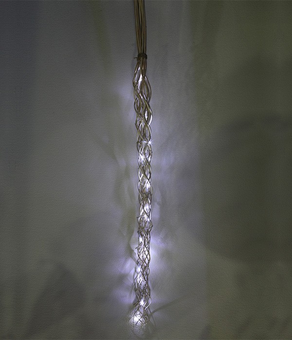 Качественная картинка 11-032, Светодиодная композиция "Бамбуковая ветка" Laitcom, на бат., 3хАА, 20 светод, 110см., белый