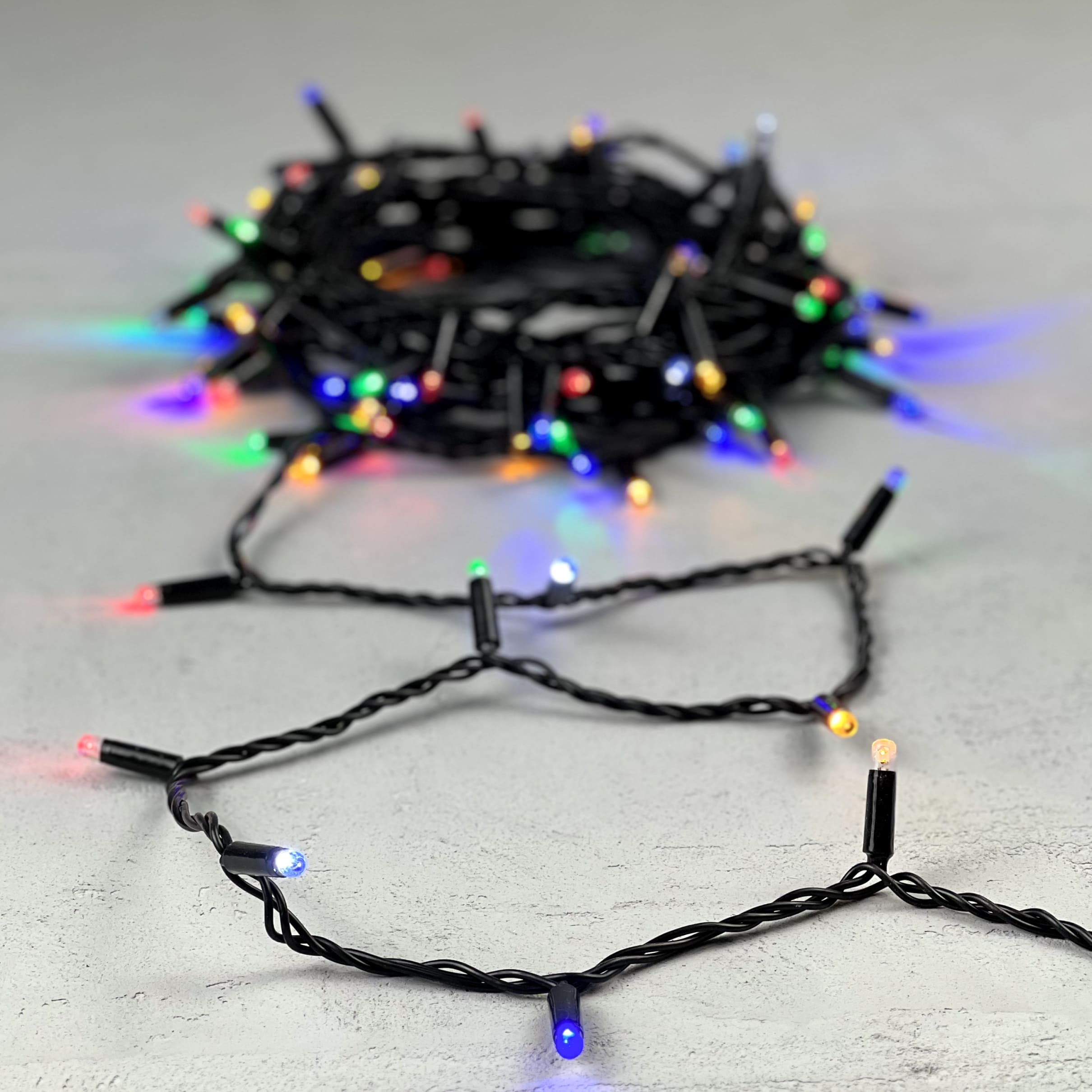 Качественная картинка Светодиодная нить с колпачком Laitcom 10 м, 100 LED, IP65, черн.провод, (мерц. БЕЛЫЙ ДИОД), разноцв