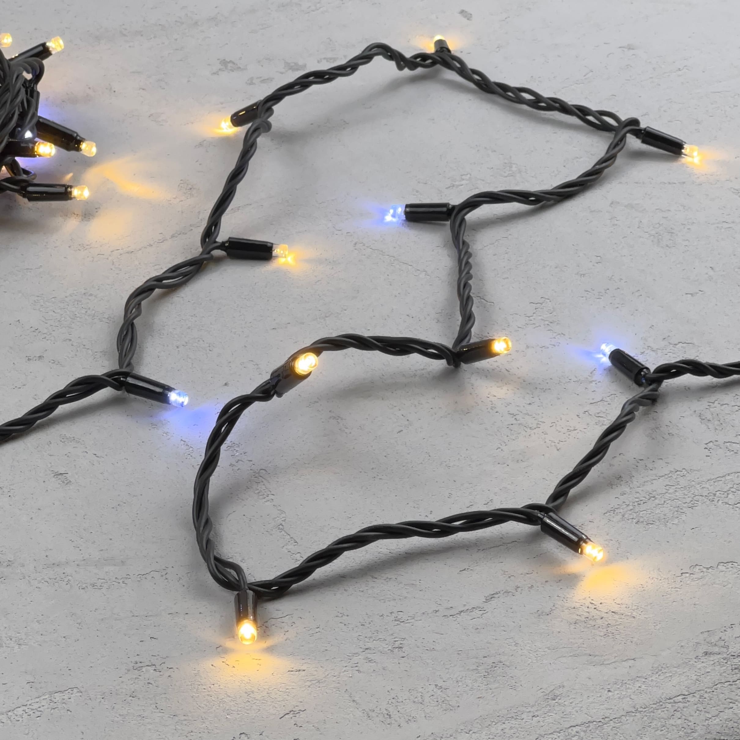 Качественная картинка Светодиодная нить с колпачком Laitcom, 10м, 24В, 75 LED, провод черный каучук, IP65, т.белый с мерц